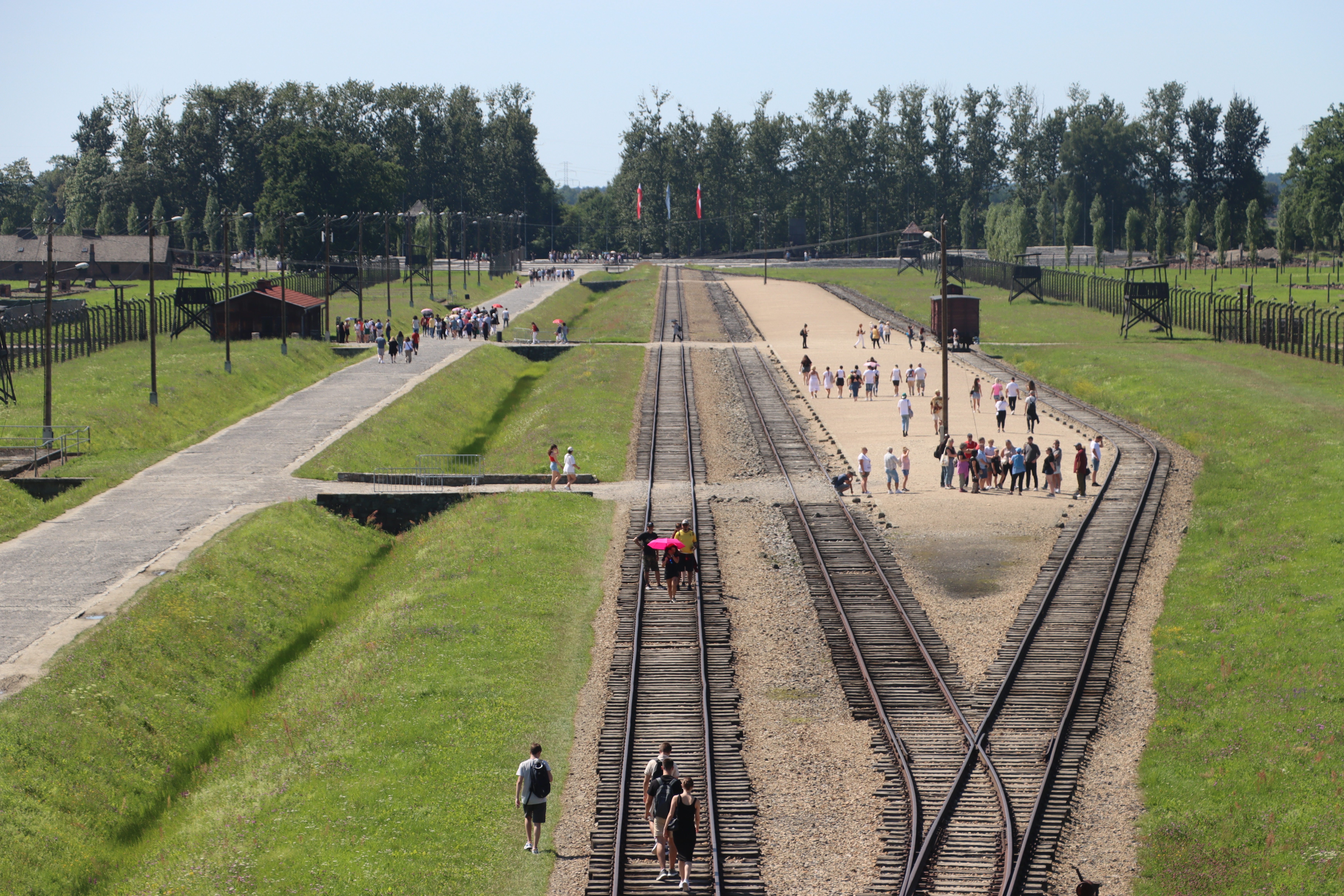 Vilciena platforma Aušvicas-Birkenavas koncentrācijas nometnē, uz kuras tika šķiroti ešelonos atvestie cilvēki - darbspējīgajos un gāzes kamerām nolemtajos.