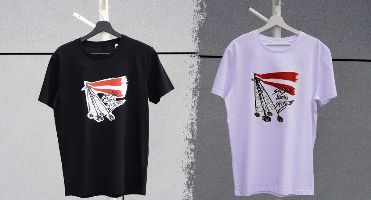 T-krekls ar "Svešo varai spītējot" logo